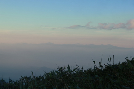 夕日に浮かぶ朝日連峰
