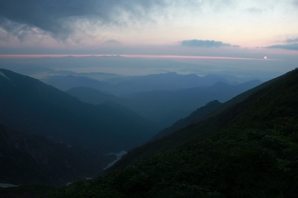 浮かびあがる朝日連峰